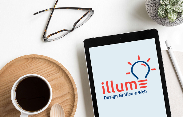 Mesa de trabalho com um tablet exibindo o logo da Illume